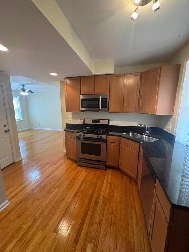 property at 2553 W Ardmore Ave