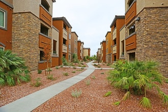 Boulder Pointe in Henderson, NV - Building Photo - Building Photo