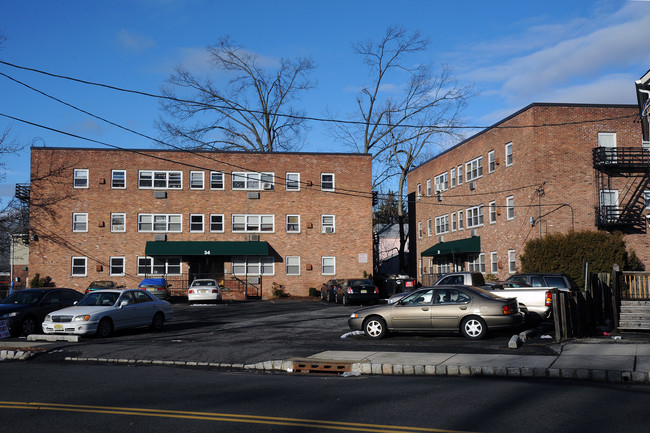 34 Grant Ave in Dumont, NJ - Foto de edificio - Building Photo