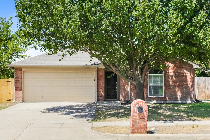 1213 Crooked Creek Ct in Midlothian, TX - Building Photo