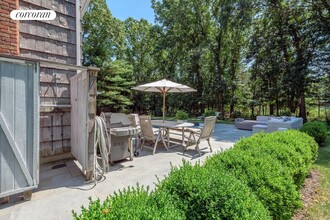 8 Hands Cir in East Hampton, NY - Building Photo - Building Photo