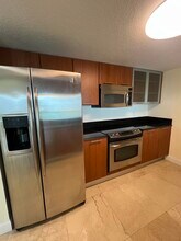 1800 N Bayshore Dr, Unit 2802 in Miami, FL - Building Photo - Building Photo