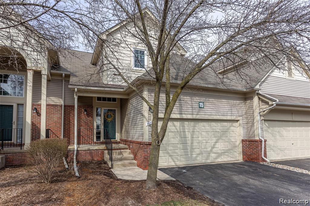 38476 Lynwood Ct in Farmington Hills, MI - Foto de edificio