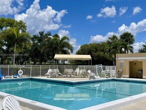 491 Racquet Club Rd in Weston, FL - Foto de edificio - Building Photo