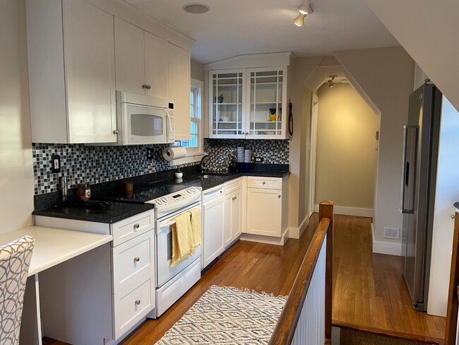 4 Sycamore Ln in West Hartford, CT - Building Photo - Building Photo