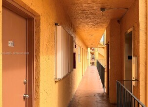 1900 W 54th St, Unit 320 in Hialeah, FL - Building Photo - Building Photo