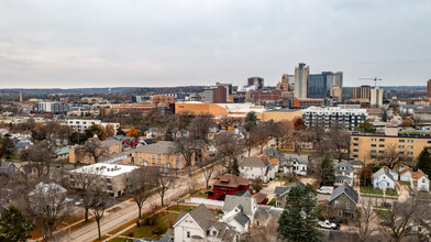 704 E Center St, Unit 302 in Rochester, MN - Foto de edificio - Building Photo