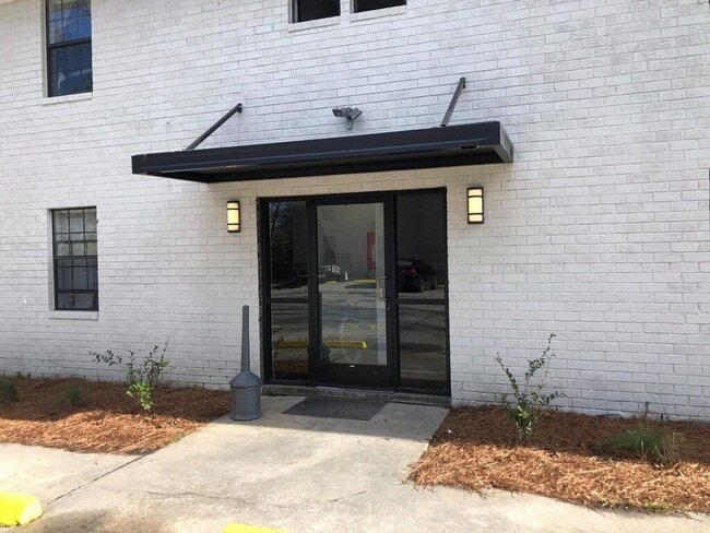 403 E 3rd N St in Summerville, SC - Foto de edificio - Building Photo