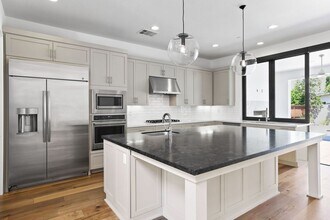 1650 Murano Pl in Costa Mesa, CA - Foto de edificio - Building Photo