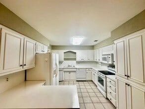 370 Englewood Dr in Kerrville, TX - Building Photo - Building Photo