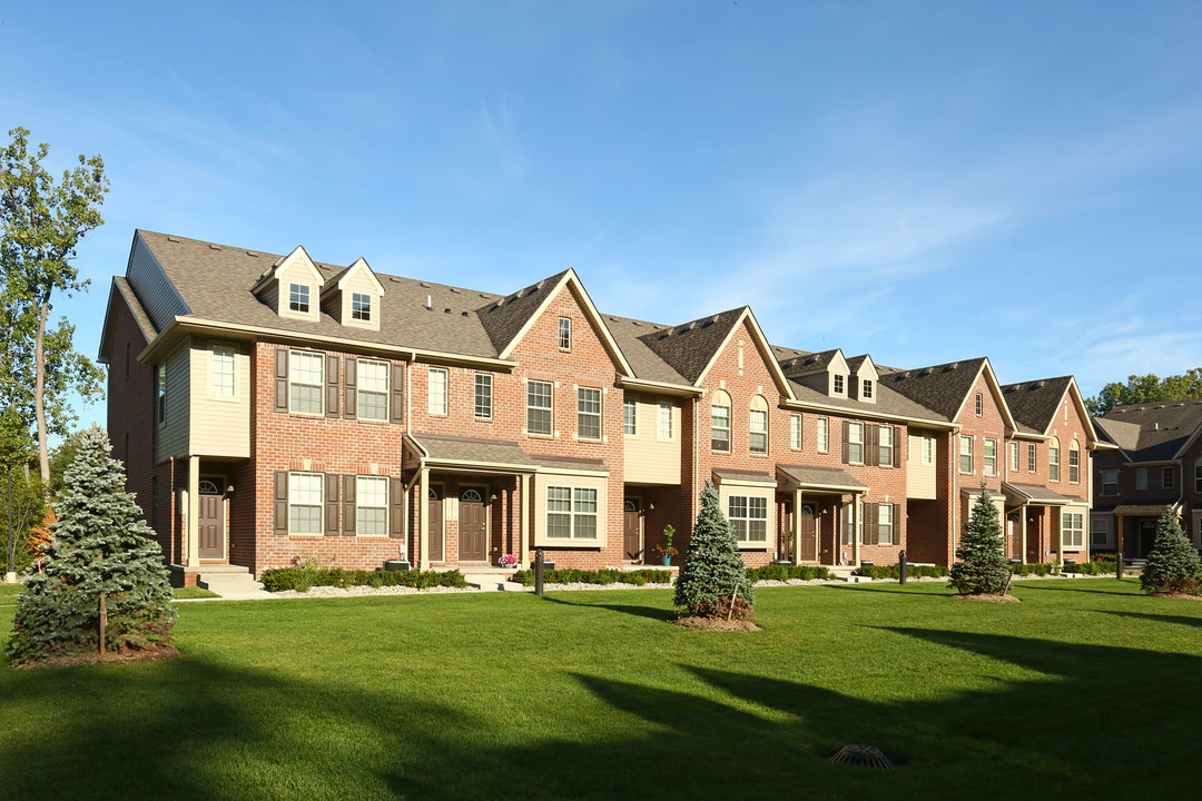 Ravines in Plymouth, MI - Building Photo