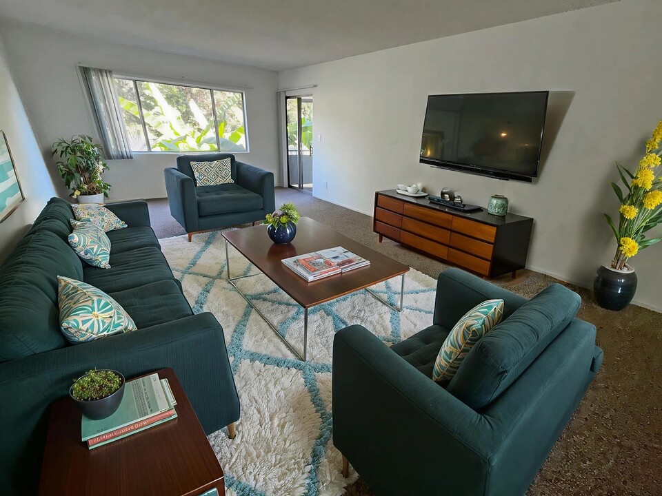 415 E Cedar Ave in Burbank, CA - Building Photo