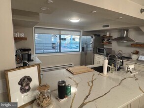 7 N Christopher Columbus Blvd in Philadelphia, PA - Building Photo - Building Photo