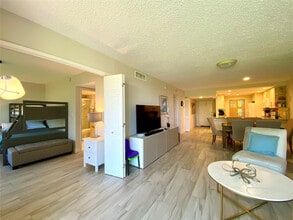 3800 Oaks Clubhouse Dr in Pompano Beach, FL - Building Photo - Building Photo