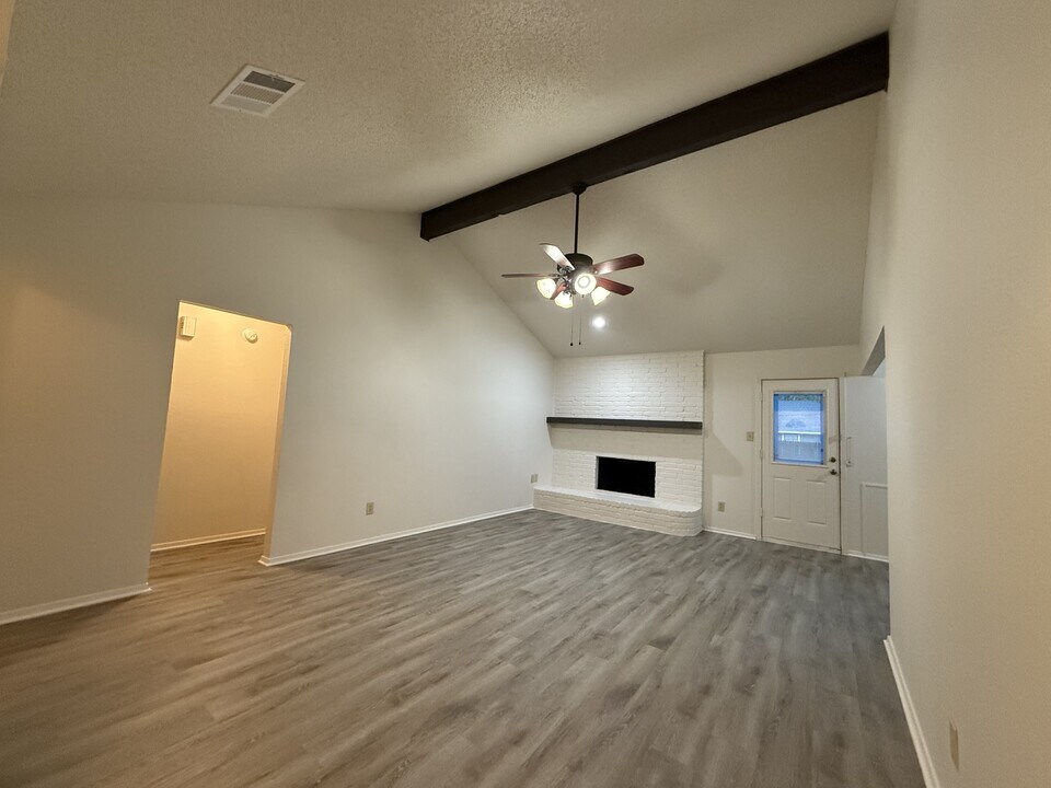 1015 Kane St in Benbrook, TX - Building Photo