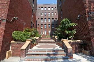 30 Seaman Ave in New York, NY - Foto de edificio - Building Photo