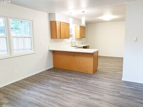 15421 SE Stark Street in Portland, OR - Building Photo - Building Photo