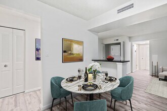 Vistas of Annandale in Annandale, VA - Foto de edificio - Building Photo