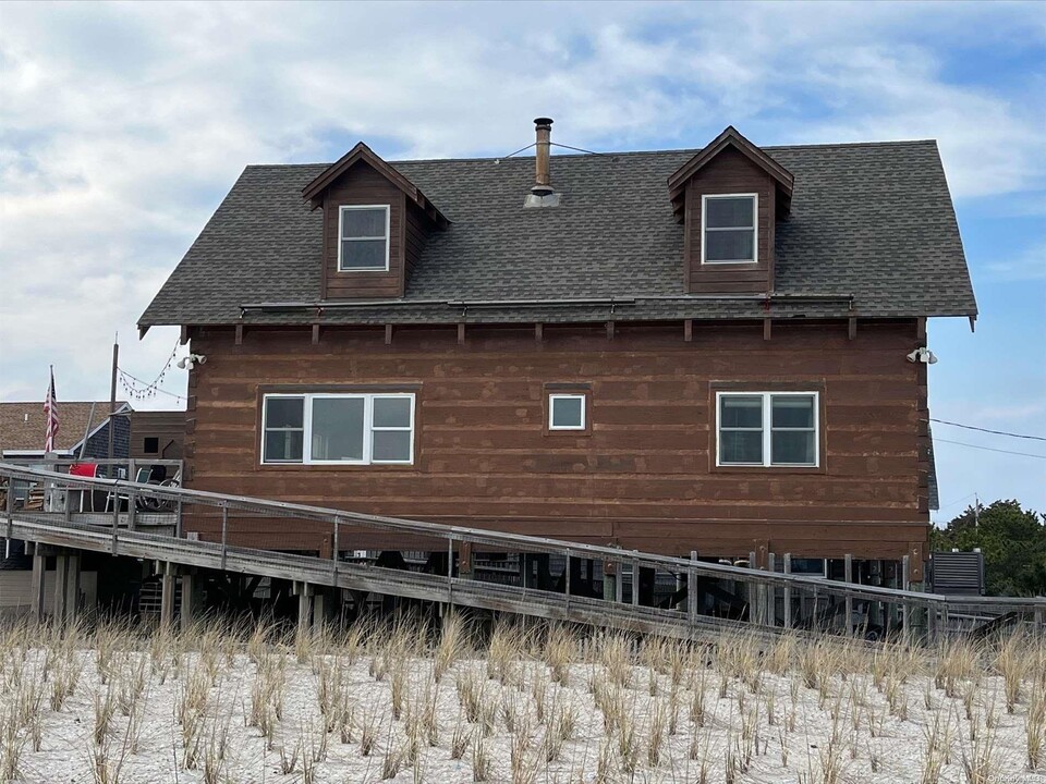 39 Seneca Walk in Ocean Beach, NY - Building Photo