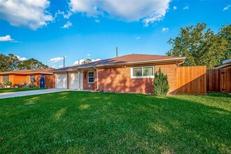 1111 Alpha Dr in Pasadena, TX - Building Photo - Building Photo