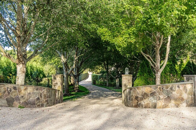 44 Little Noyac Path in Water Mill, NY - Foto de edificio - Building Photo