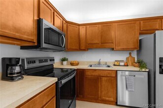 5551 Executive Dr in New Port Richey, FL - Building Photo - Building Photo