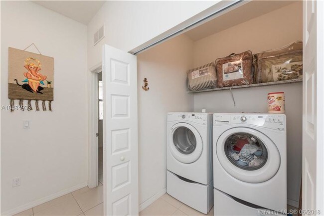 724 NE 191st St in Miami, FL - Building Photo - Building Photo