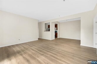 1109 Tenakill Park W in Cresskill, NJ - Building Photo - Building Photo