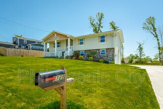 8128 Fallen Maple Dr in Chattanooga, TN - Foto de edificio - Building Photo
