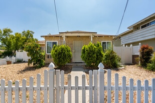 2302 W Oak St in Burbank, CA - Building Photo