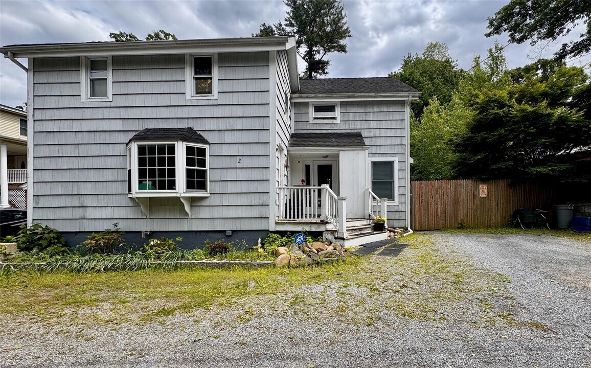 2 Ruth Ln in Glenwood Landing, NY - Building Photo