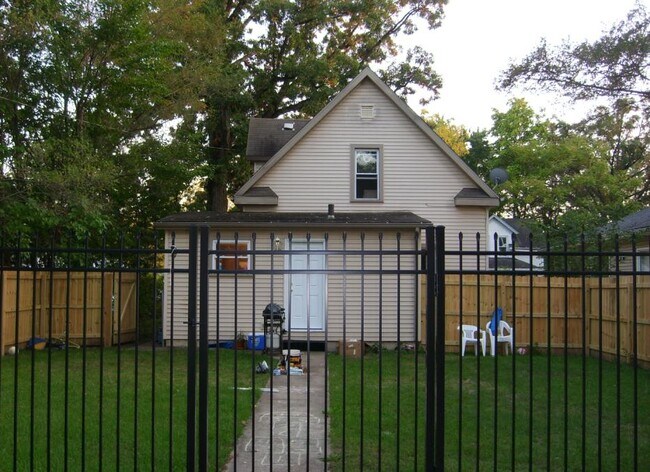 1135 Bissell St in South Bend, IN - Foto de edificio - Building Photo