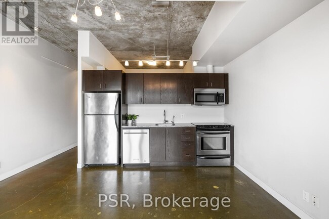 201-201 Carlaw Ave in Toronto, ON - Building Photo - Building Photo