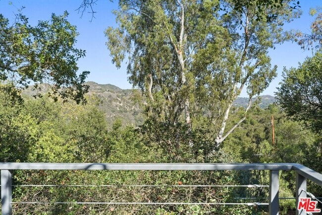 21273 Entrada Rd in Topanga, CA - Building Photo - Building Photo