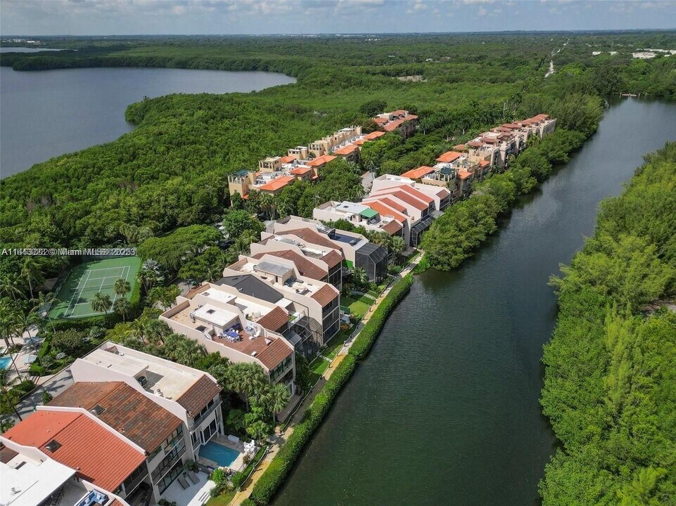 6124 Paradise Point Dr in Palmetto Bay, FL - Building Photo