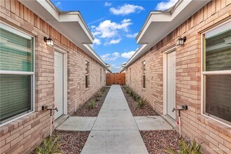 1004 W Kohala Ave, Unit 4 in Alton, TX - Building Photo - Building Photo