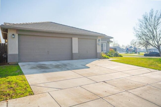 679 Apricot Ct in Los Banos, CA - Building Photo - Building Photo