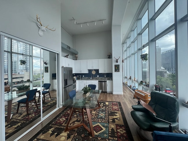 150 E Robinson St, Unit 717 in Orlando, FL - Building Photo - Building Photo