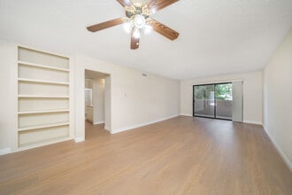 12244 Riverside Dr in Valley Village, CA - Foto de edificio - Building Photo