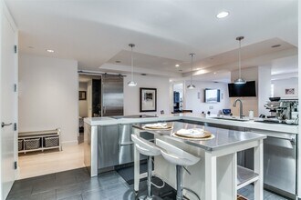 1505 Elm St, Unit 1003 in Dallas, TX - Building Photo - Building Photo