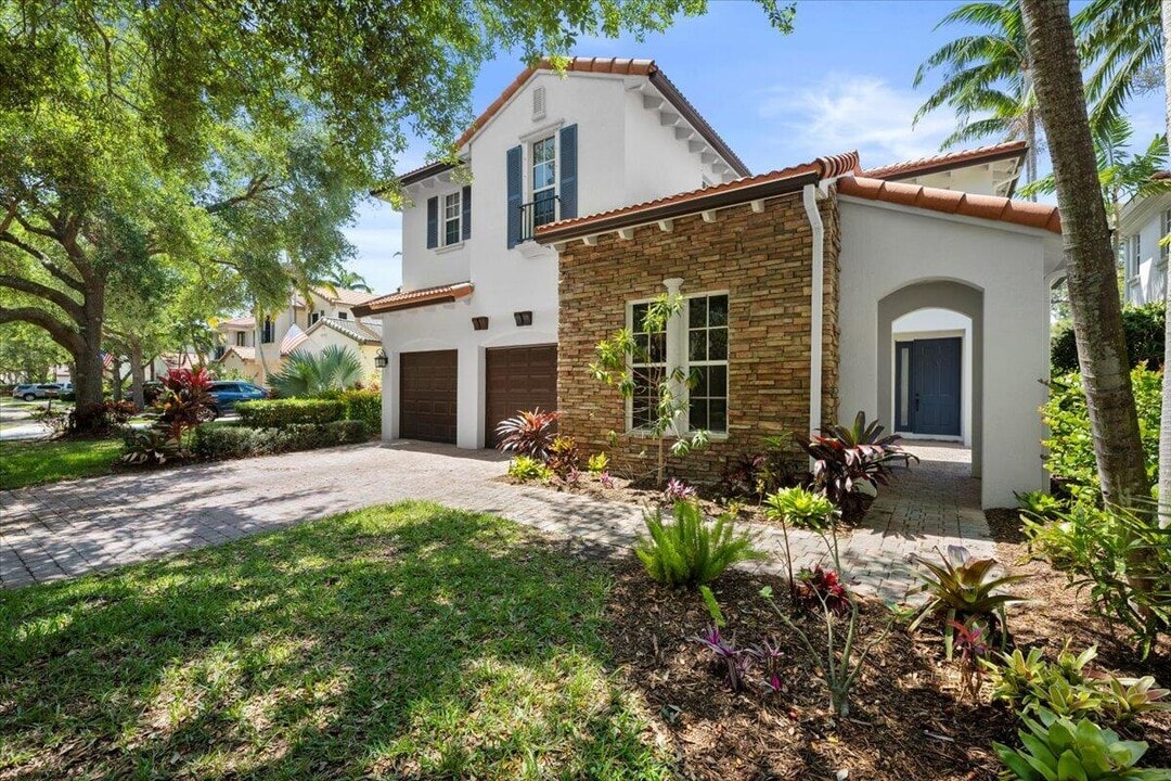 956 Mill Creek Dr in Palm Beach Gardens, FL - Building Photo