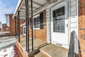 27681 Lakeshore Blvd in Euclid, OH - Foto de edificio - Building Photo