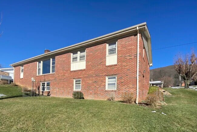 410 Colonial Dr in Independence, VA - Building Photo - Building Photo