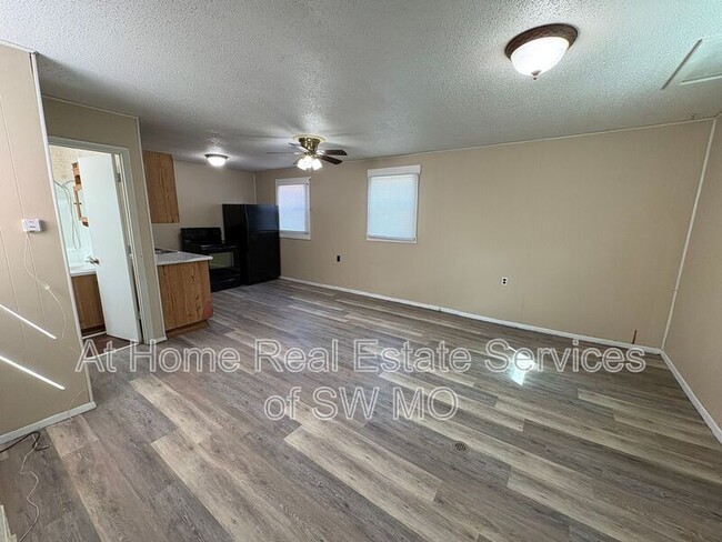 1843-B E Monroe St in Springfield, MO - Foto de edificio - Building Photo