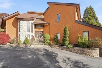 1605 Justin Pl in Mountainside, NJ - Building Photo - Building Photo