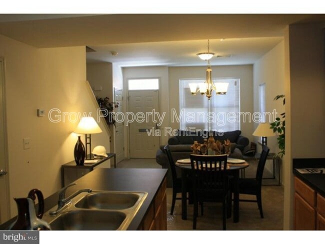 745 S 13th St in Philadelphia, PA - Building Photo - Building Photo