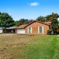 6537 Meadowview Ln in Watauga, TX - Building Photo