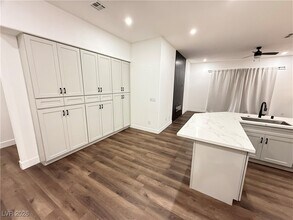 10024 Pinnacle View Pl in Las Vegas, NV - Foto de edificio - Building Photo