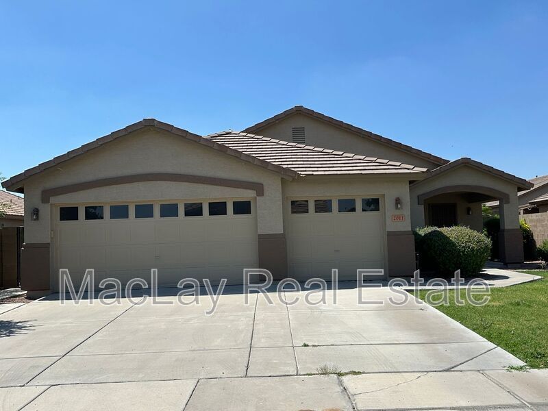2011 W Sunshine Butte Dr in San Tan Valley, AZ - Building Photo