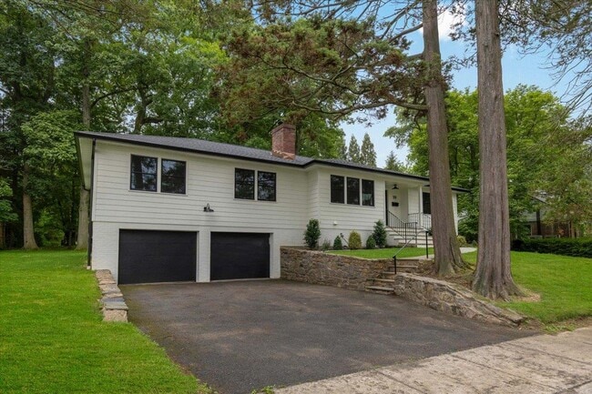 19 Midchester Ave in White Plains, NY - Building Photo - Building Photo